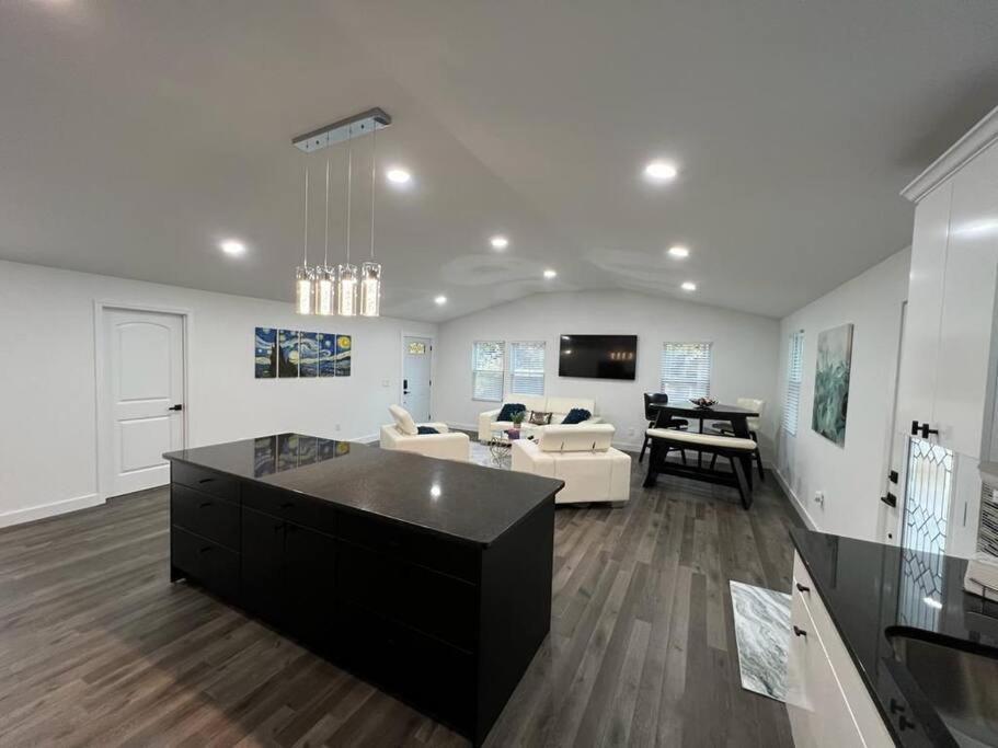 Modern Home At Colonial College Park アトランタ エクステリア 写真