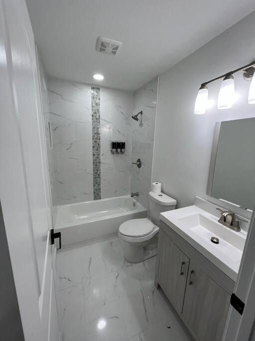 Modern Home At Colonial College Park アトランタ エクステリア 写真